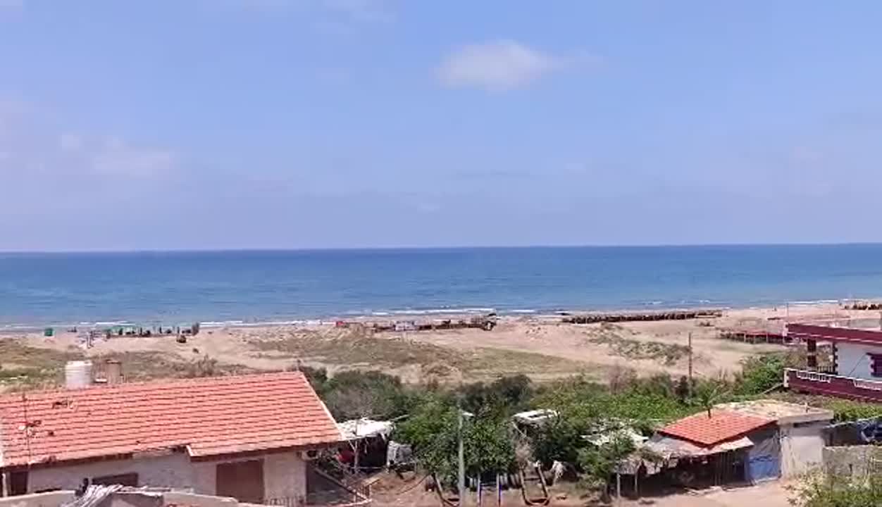 شاليه للبيع بطرطوس: غرفة وصالون وسطح بإطلالة بحرية مميزة
