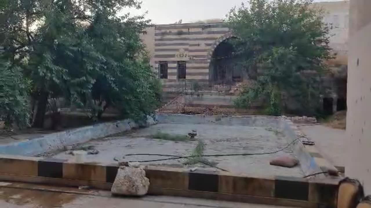 قصر للبيع 14 غرفة وثلاث اقبية مساحة 2400م 