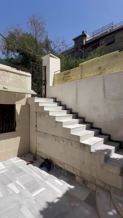 شقة فاخرة وبخصوصية رائعة في السكن للبيع في حي المزرعة 