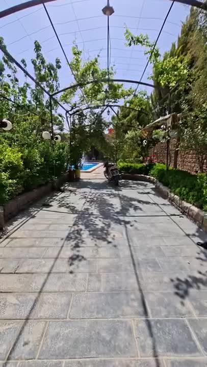 مزرعة للبيع بريف دمشق 800م² مع مسبح وحديقة بسعر مغري