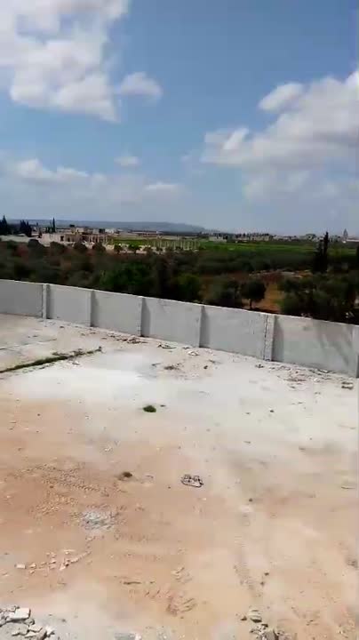 ارض مشجرة زيتون للبيع في سراقب مع بناء وبير ماء