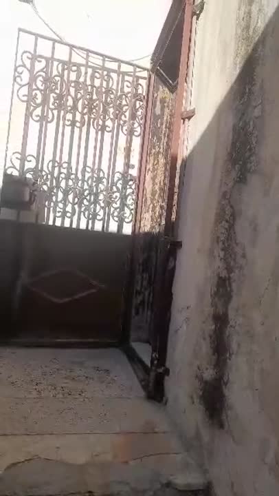 للبيع منزل مؤلف من 3 غرف وصالون وموزع واسع ..وخدمات كامله 