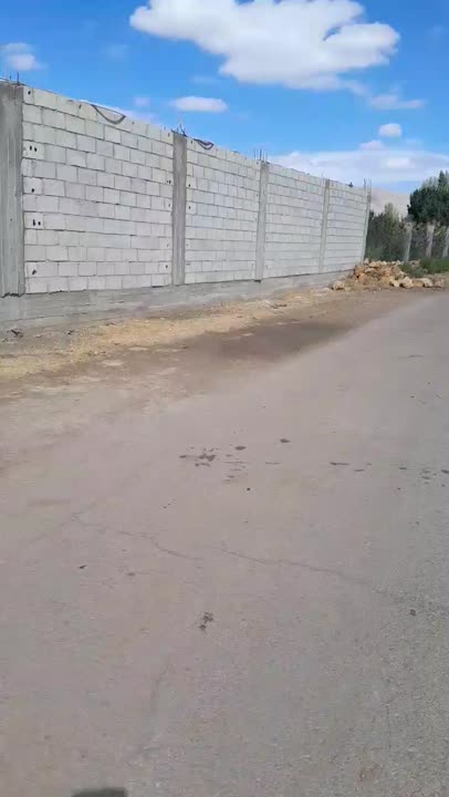 ارض في منطقة الزبداني مسورة مساحة 2650 متر قريبة من جامع الاحسان