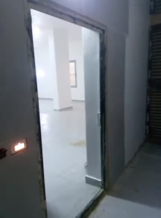 قبو تجاري للإيجار في اشرفيه صحنايا 210 م² على الطريق العام
