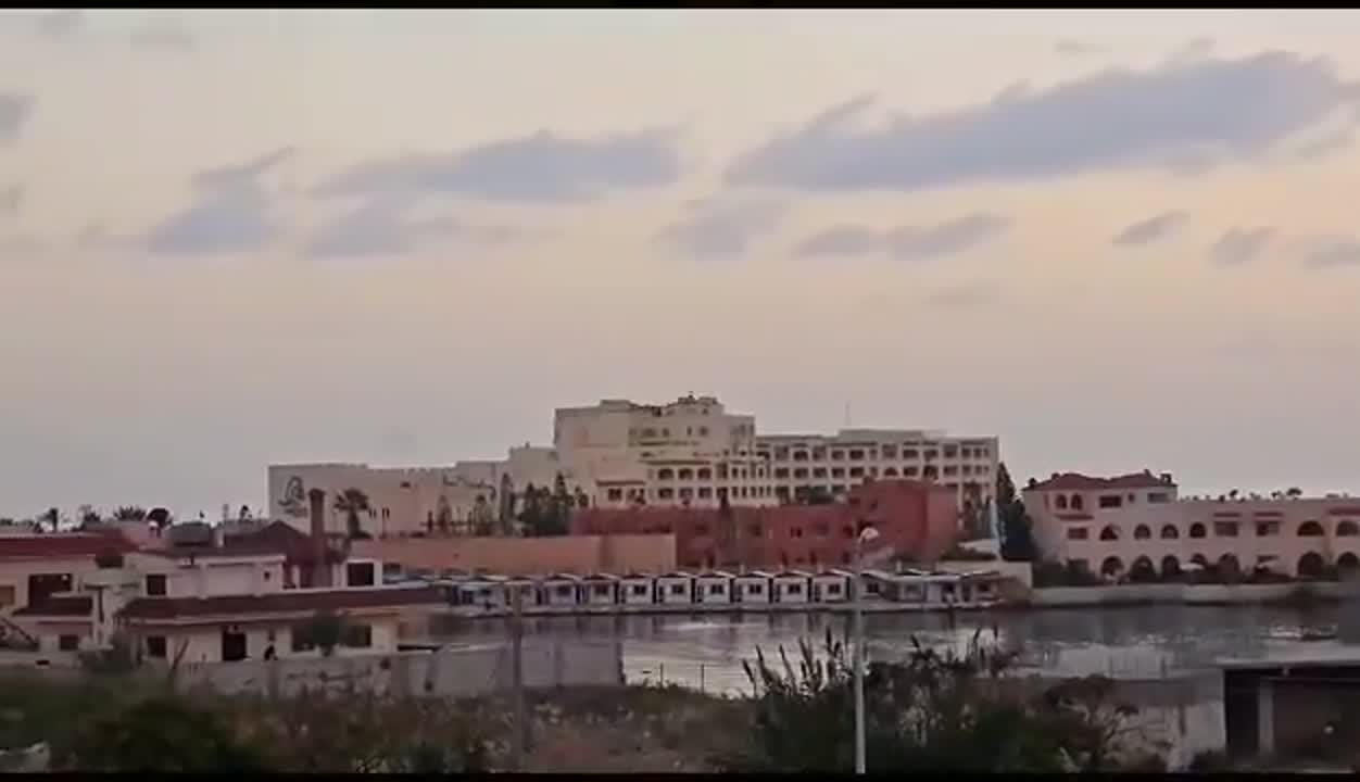 للبيع شقة فاخرة بمنتجع لاوديسا جنب فندق روتانا عالبحر مباشر 
