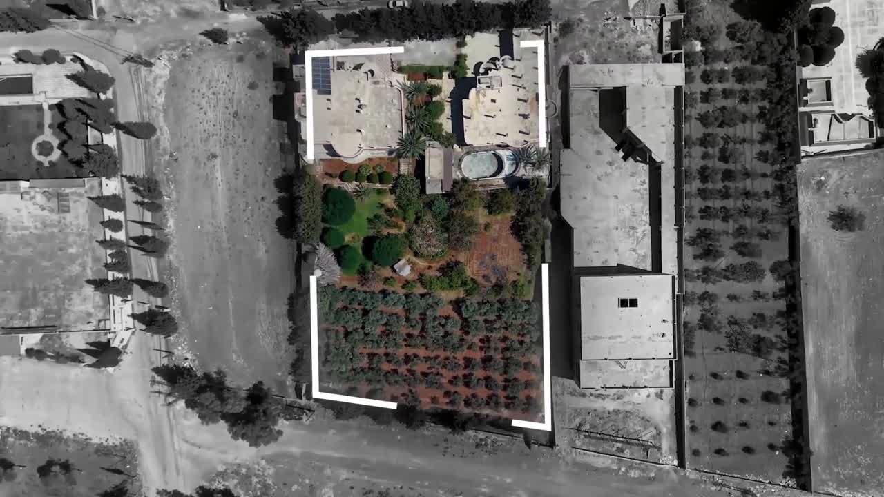 واقعة على اوتستراد حمص مباشر صالحة للترخيص التجاري 