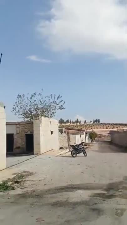صاله صناعيه مع منهل ماء مع طاقه شمسيه قريبه ع الرئيسي