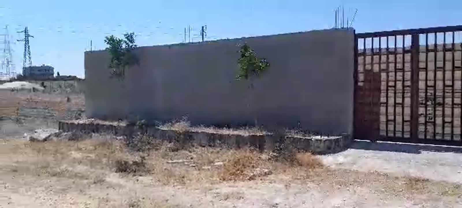 للبيع ٤٠٠ متر مسوره وبوابه ..غرفه ومطبخ ومنافع جدد