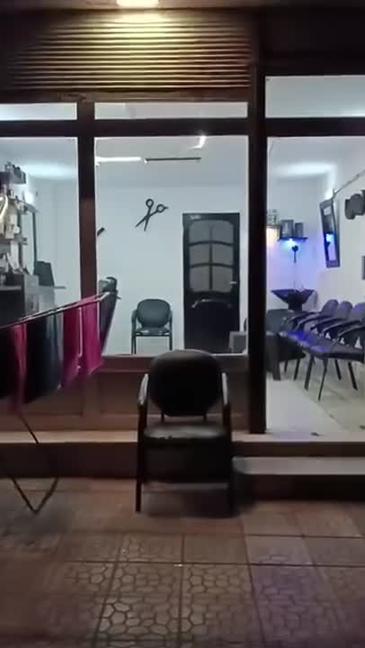 للبيع محل تجاري بشارع النزهة الرئيسي طابو أخضر 2400سهم 