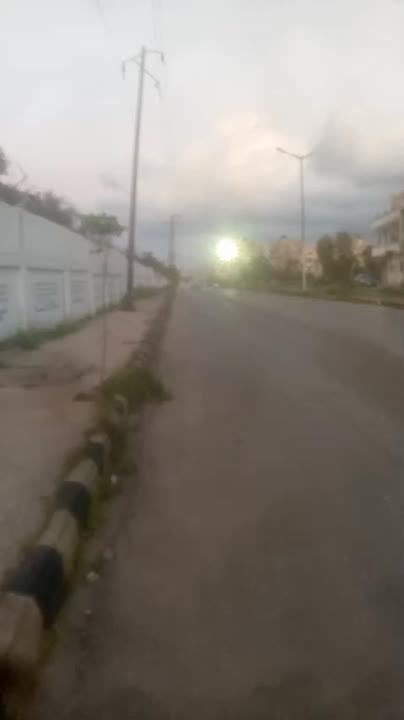 للبيع شقة بحي القضاة ع طريق مصياف 6 غرف و موزع و حديقة